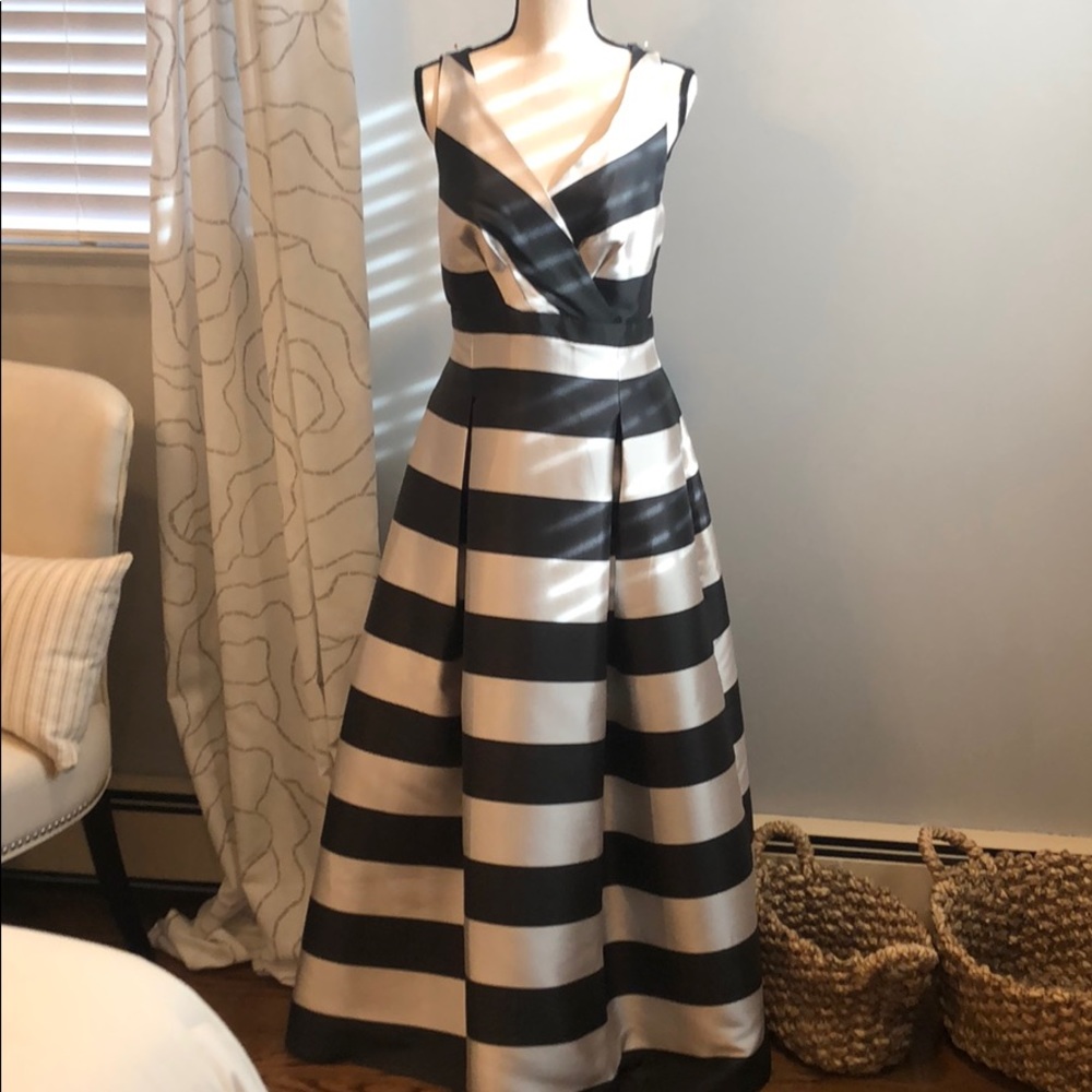 Beautiful gown with pockets!!